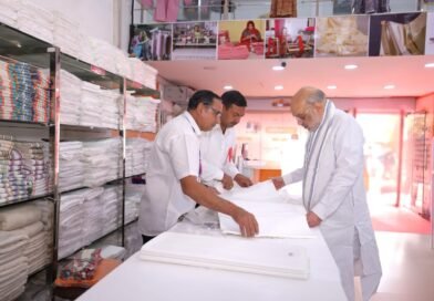देश का हर परिवार सालभर में 5,000 रुपए की खादी खरीदे: अमित शाह