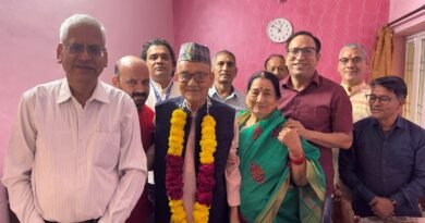 100 वर्ष पुरानी गढ़वाल हितैषिणी सभा की सराहनीय पहल, वरिष्ठ सदस्य के घर पहुंचकर किया सम्मान