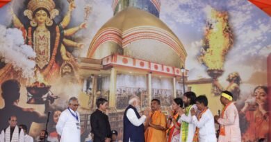 “बंगाल में खिला कमल: शुभेंदु अधिकारी बने पहले भाजपा मुख्यमंत्री, विक्ट्री साइन वाली तस्वीर हुई वायरल”