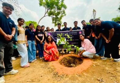 एक पेड़ मां के नाम’ से हरित भविष्य की पहल, अरबिंदो कॉलेज के छात्रों ने किया वृक्षारोपण